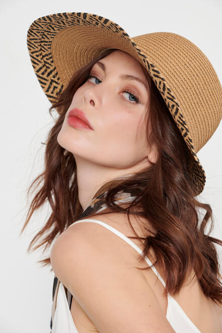 Straw hat with a pattern on the cornice - Beige O/S
