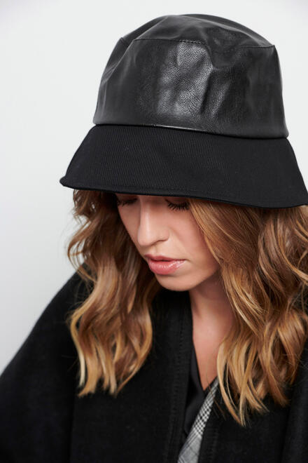 Hat in a combination of leatherette and fabric - Black O/S
