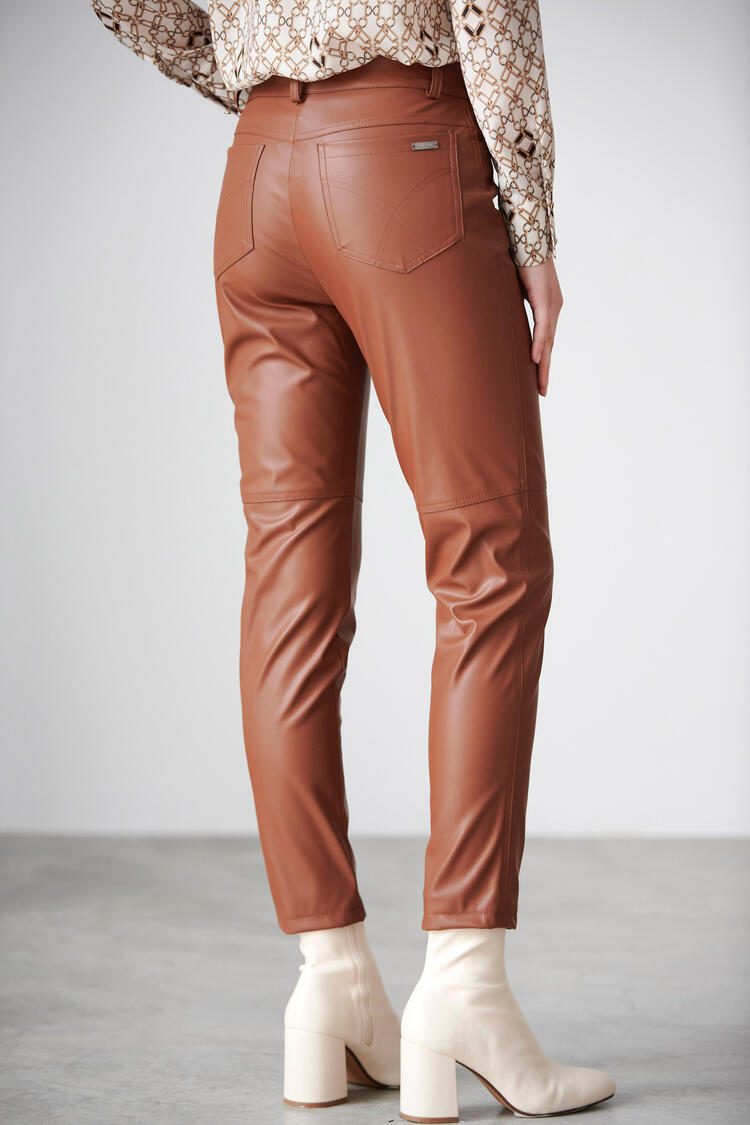 Pants in leatherette texture - Taupe M