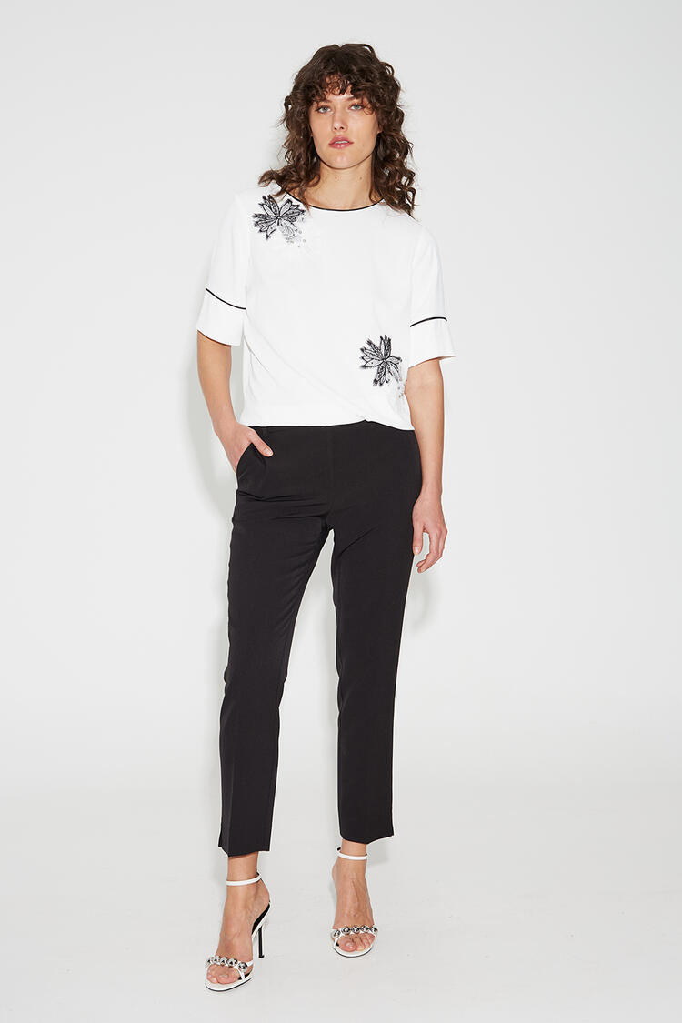 Short-sleeved blouse with embroidery - White L