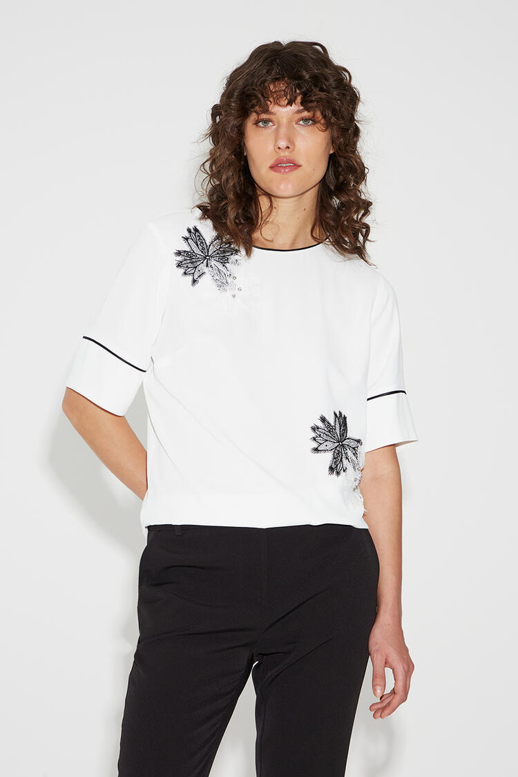 Short-sleeved blouse with embroidery - White L