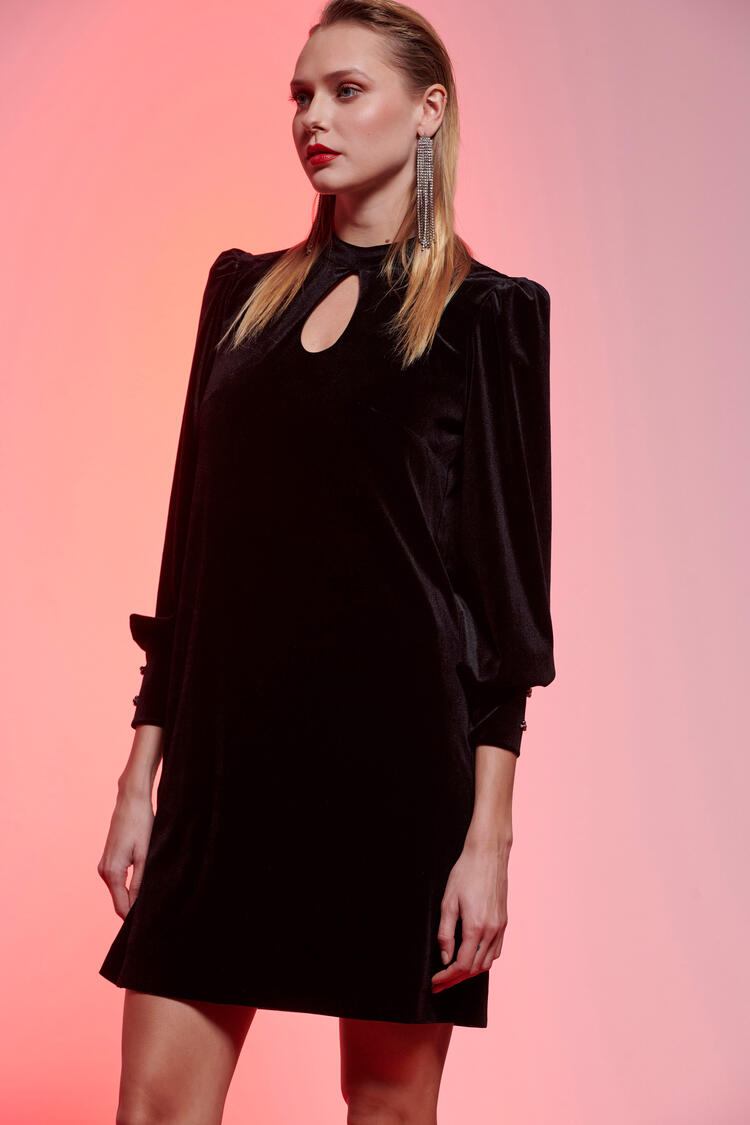 Dress made of velvet with a pattern on the shoulders - Black S