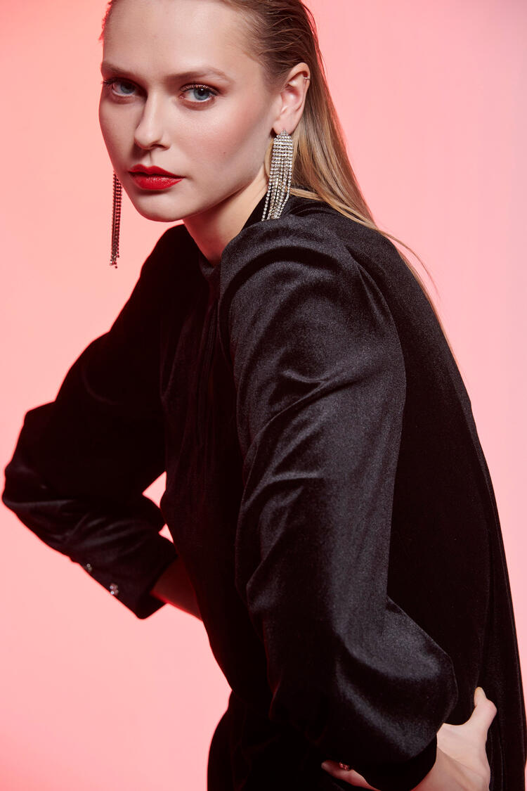 Dress made of velvet with a pattern on the shoulders - Black S