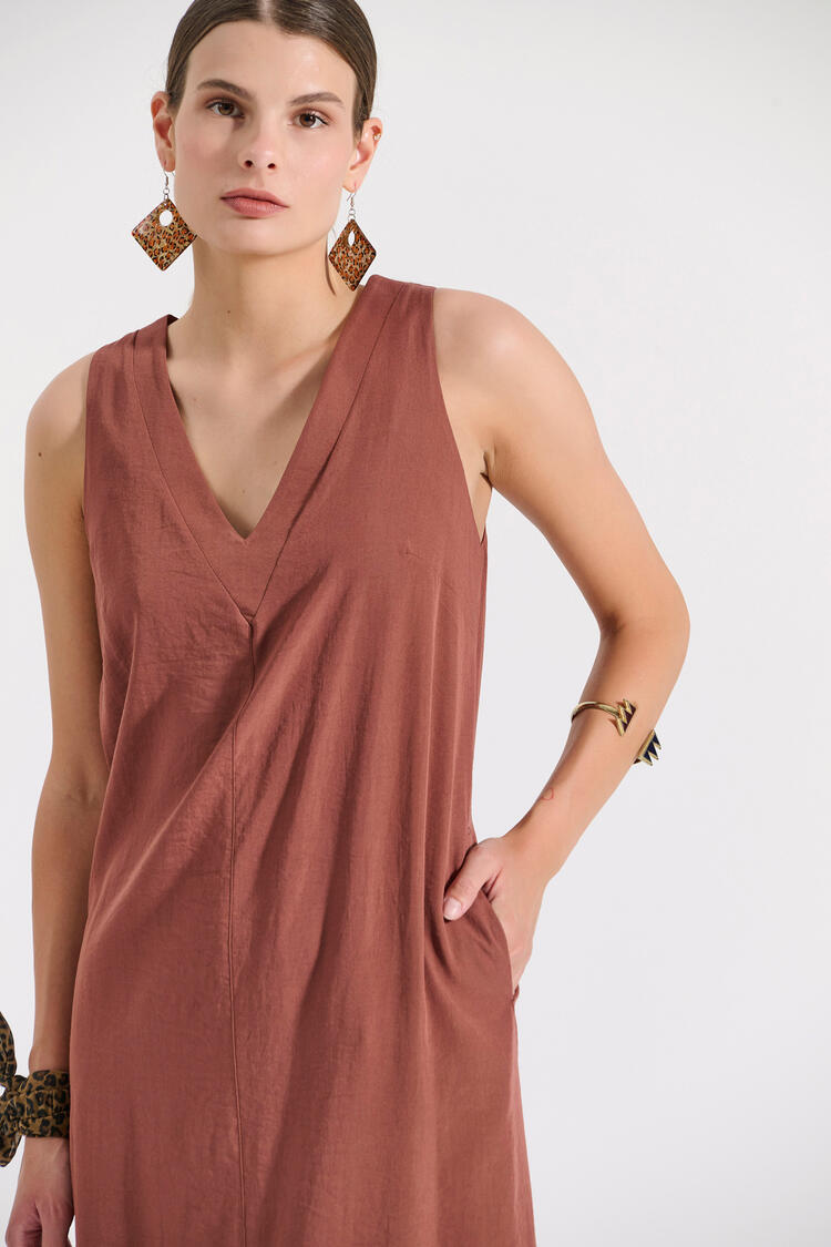 Long sleeveless dress with V-neck and side slits - Brown S