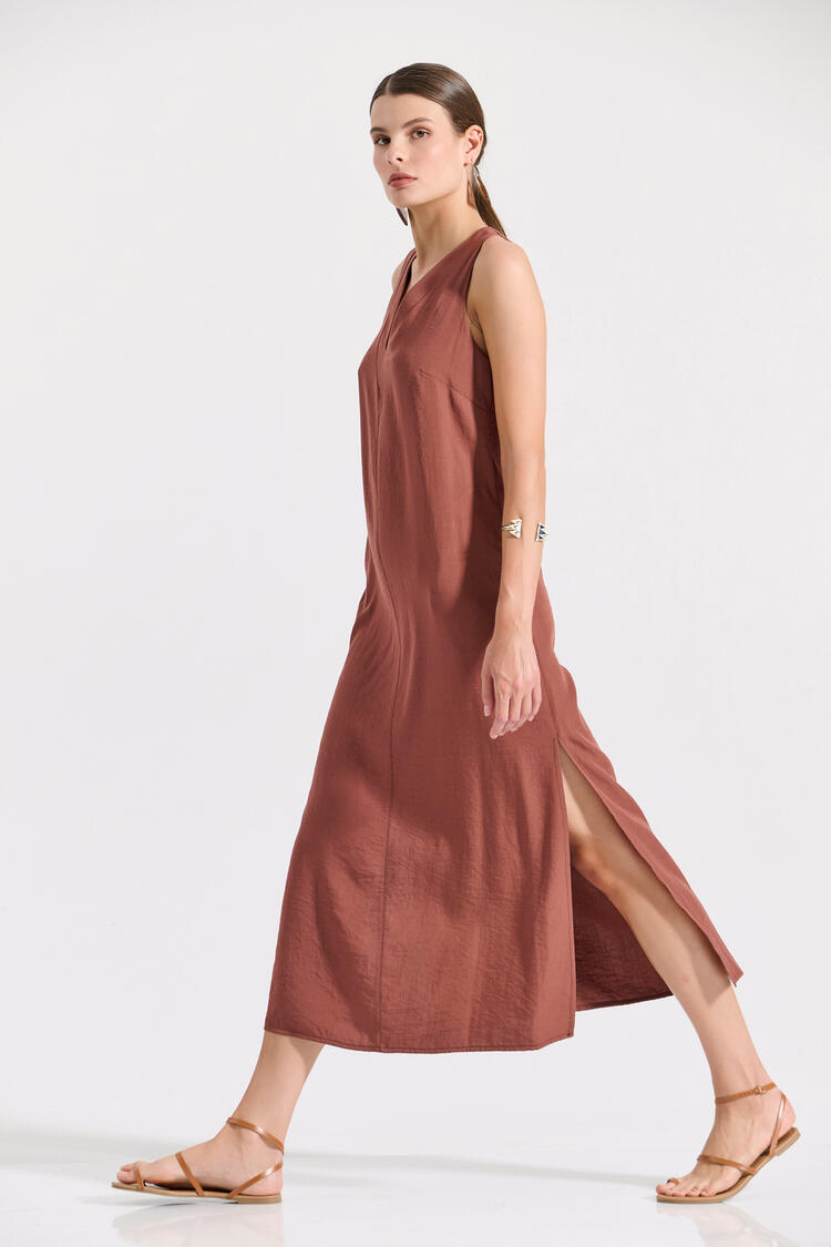 Long sleeveless dress with V-neck and side slits - Brown S