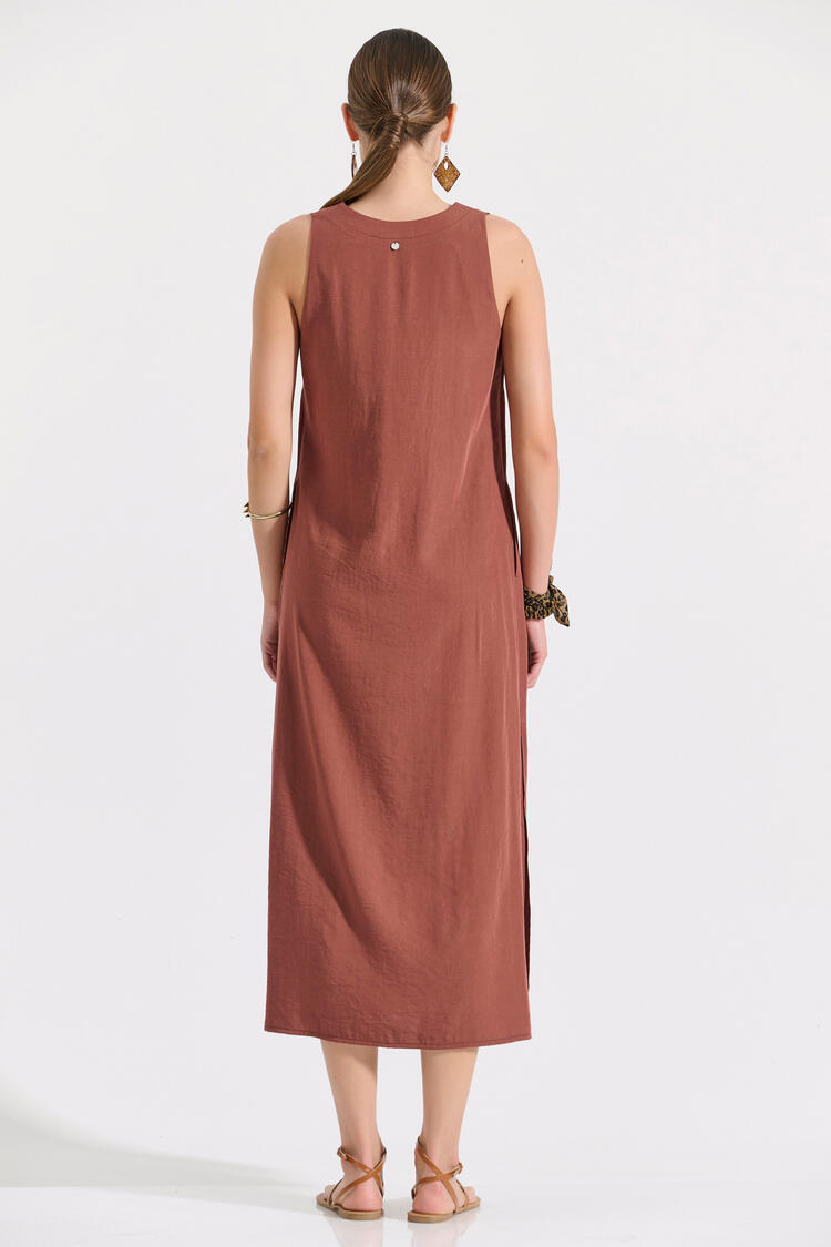 Long sleeveless dress with V-neck and side slits - Brown S