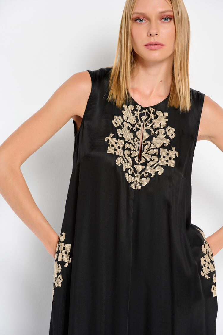 Dress with embroidery - Black S