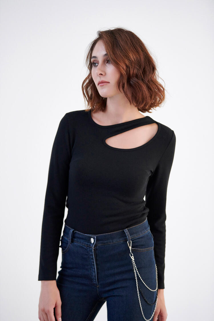 Blouse with a cut at the neckline - Black M