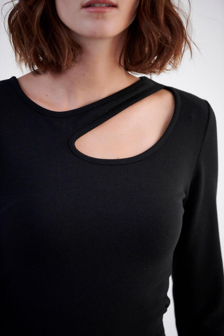 Blouse with a cut at the neckline - Black M