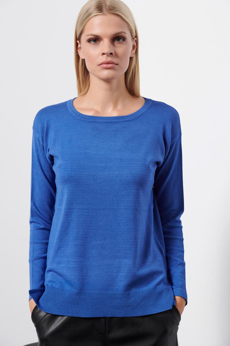Knitted blouse with a round neck - Electric Blue M