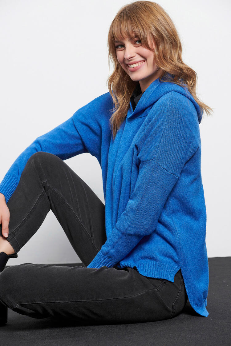 Long-sleeved knitted blouse with a hood - Electric Blue S/M