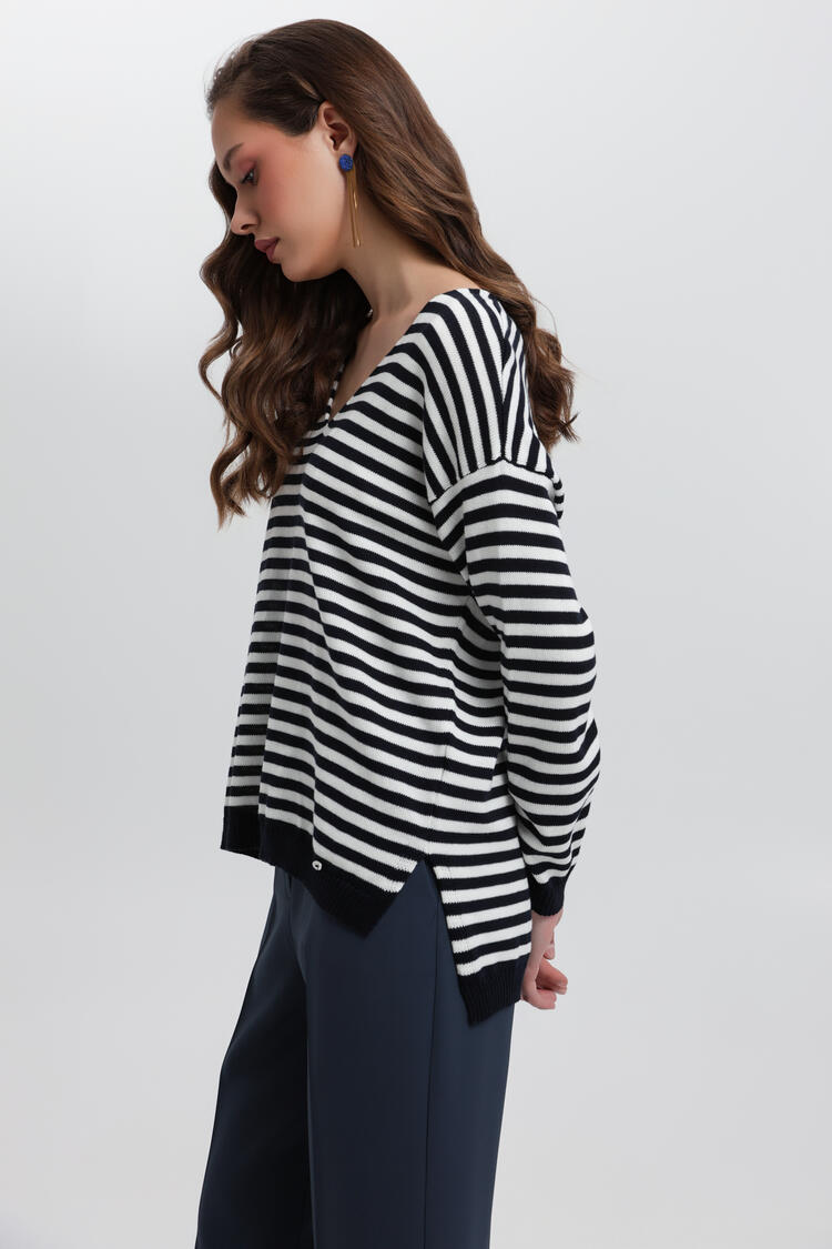 Striped Knitted Blouse with V Neckline - Blue S/M