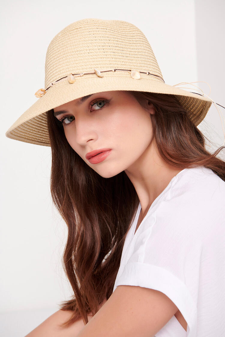 Straw hat with decorative shells - Off White O/S