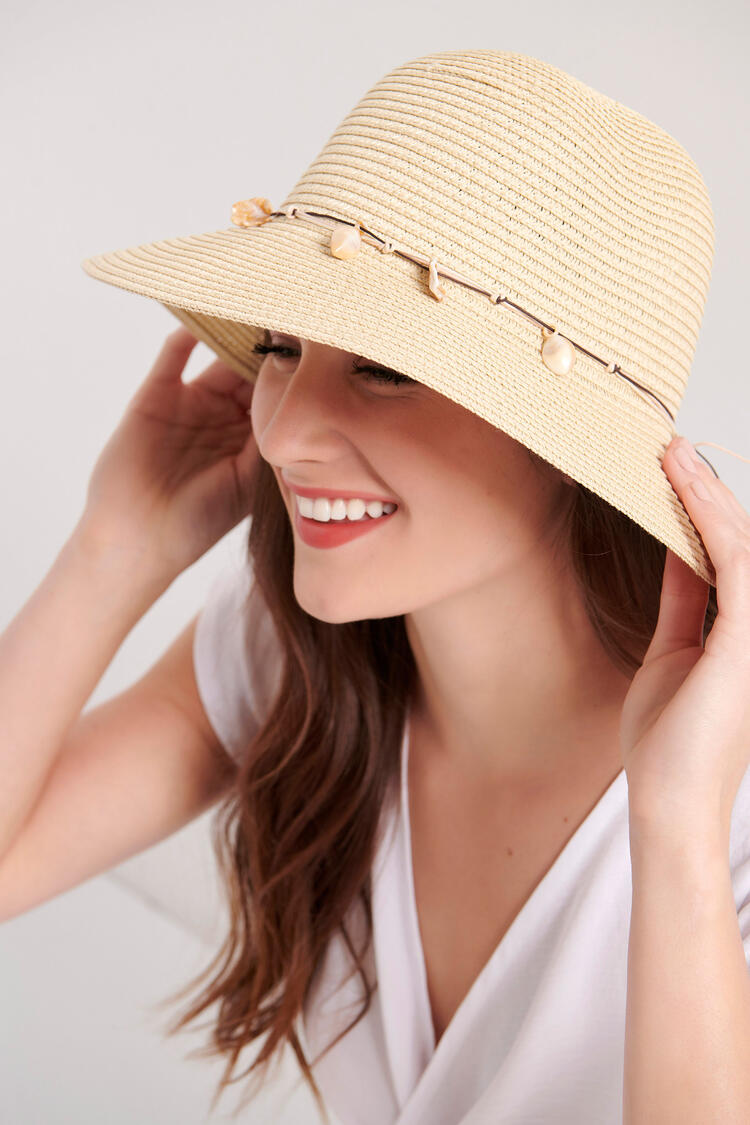 Straw hat with decorative shells - Off White O/S