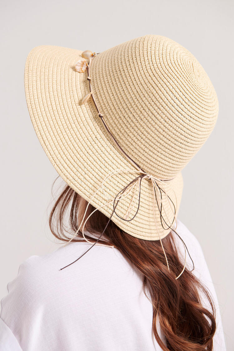 Straw hat with decorative shells - Off White O/S
