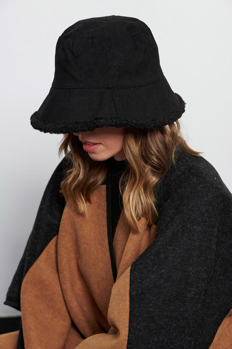 Hat with ecological fur interior - Black O/S