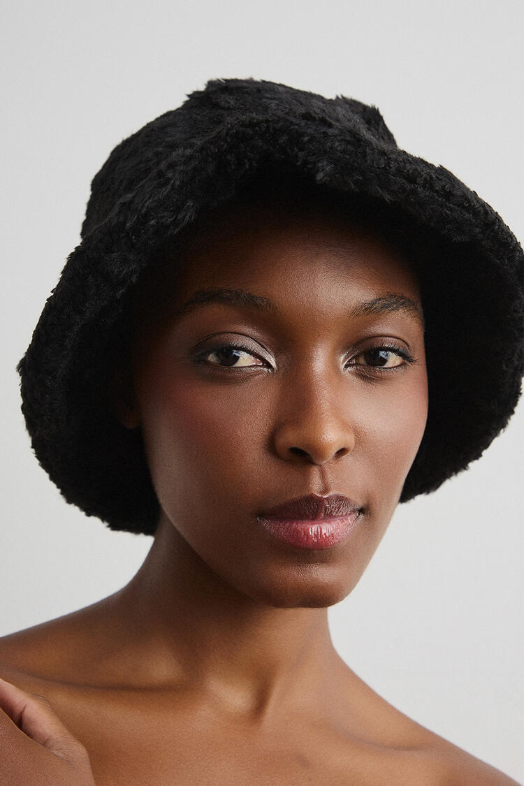 Hat in fur texture - Black O/S