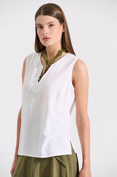 Sleeveless blouse with subtle neckline slit - White S