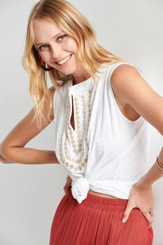 Sleeveless blouse with embroidery - WHITE M